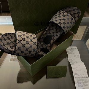 Wore 1 time. The cloth is hot